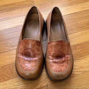 Dansko Women's Light Brown Leather Mandolin Floral Slip On Clog Shoes Size 40